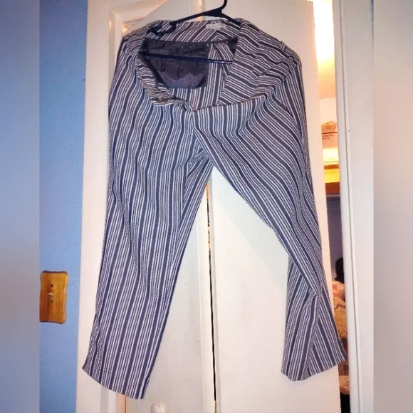 💙🩶🤍 NWOT New York & Co Striped Capris 4/5 Womens Preppy Office Slim Office - Picture 3 of 3